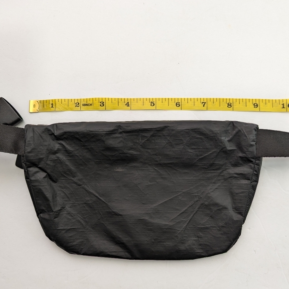 Vuori Aloha Collection Mini Hip Pack Black Belt Bag Fannie Pack Size OS - Picture 7 of 8